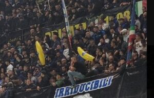 Racisme: Des supporters de l’Inter Milan ont exposé deux bananes en ballon gonflable pour accueillir Lukaku