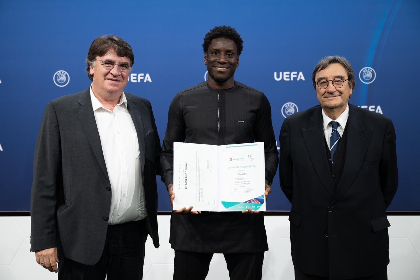 Demba Ba, l’ancien attaquant des Lions, décroche son Master en management du sport