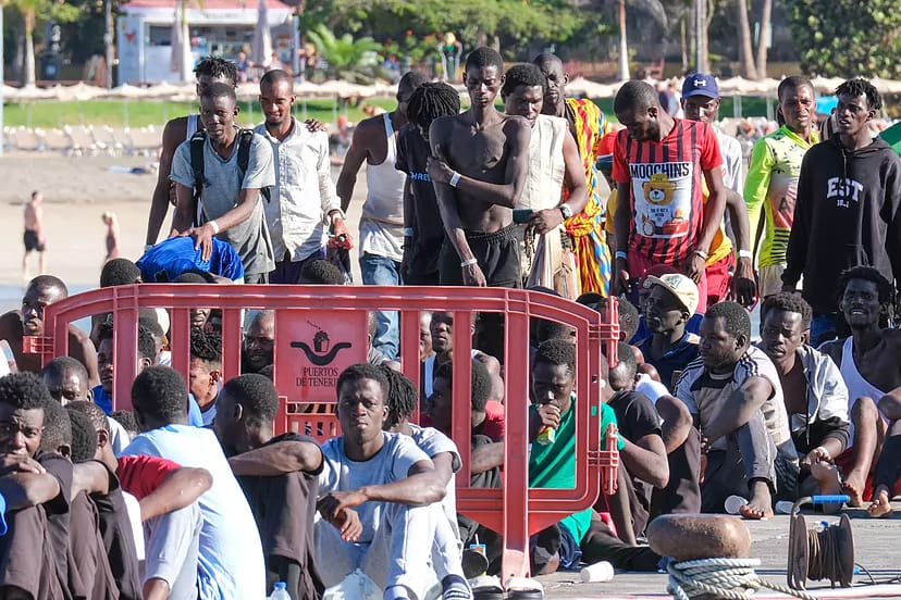 Émigration clandestine : Une pirogue avec 250 personnes à bord interceptée par la marine nationale