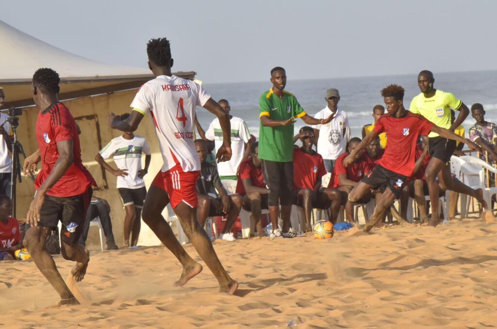 Beach Soccer Mbao Bc Simpose Devant Kawsara Et Remporte La Re