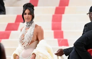 Kim Kardashian sous le feu des critiques: “Elle a vraiment retouché…