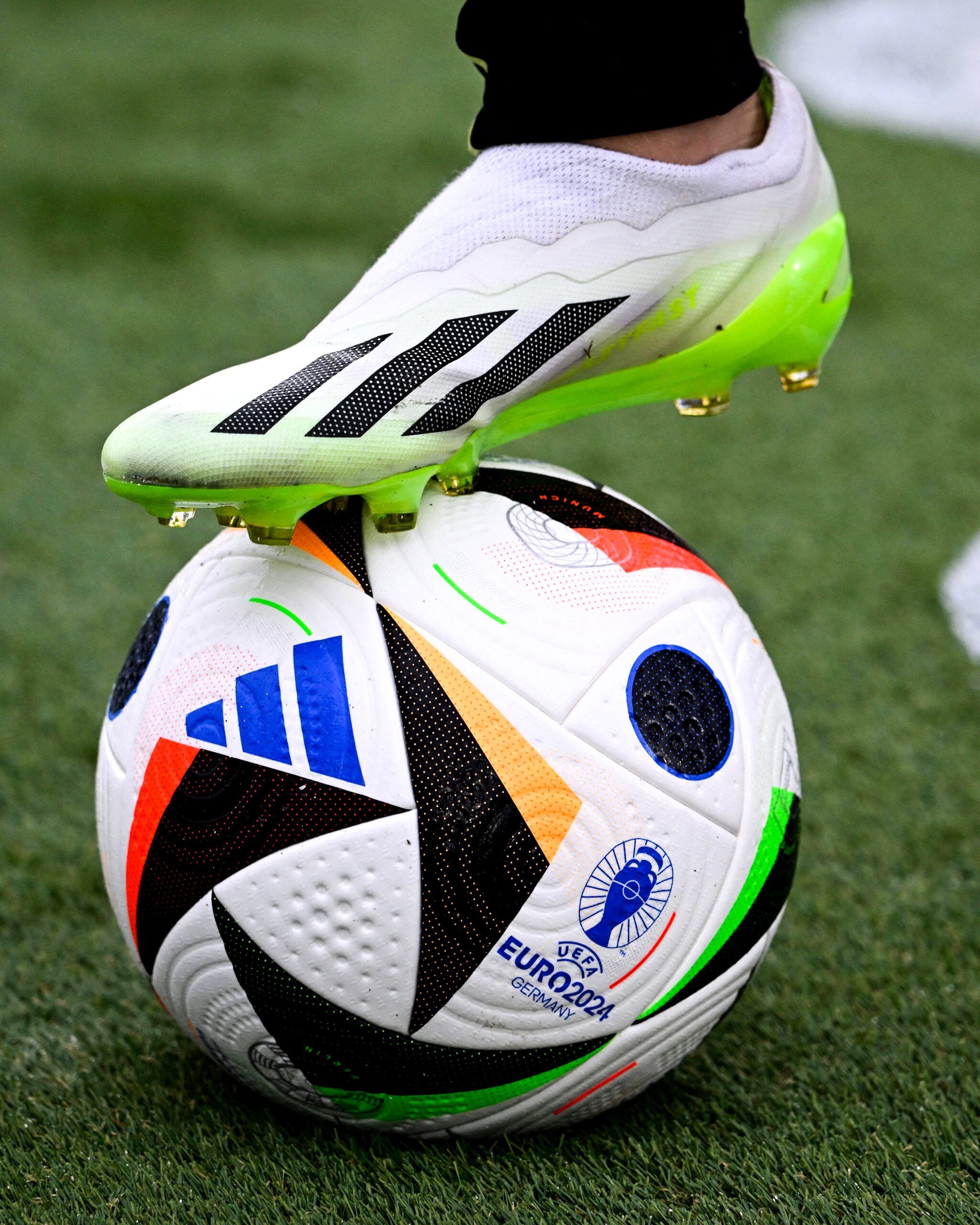 L'UEFA dévoile le ballon officiel connecté de l'Euro 2024 - LINFO