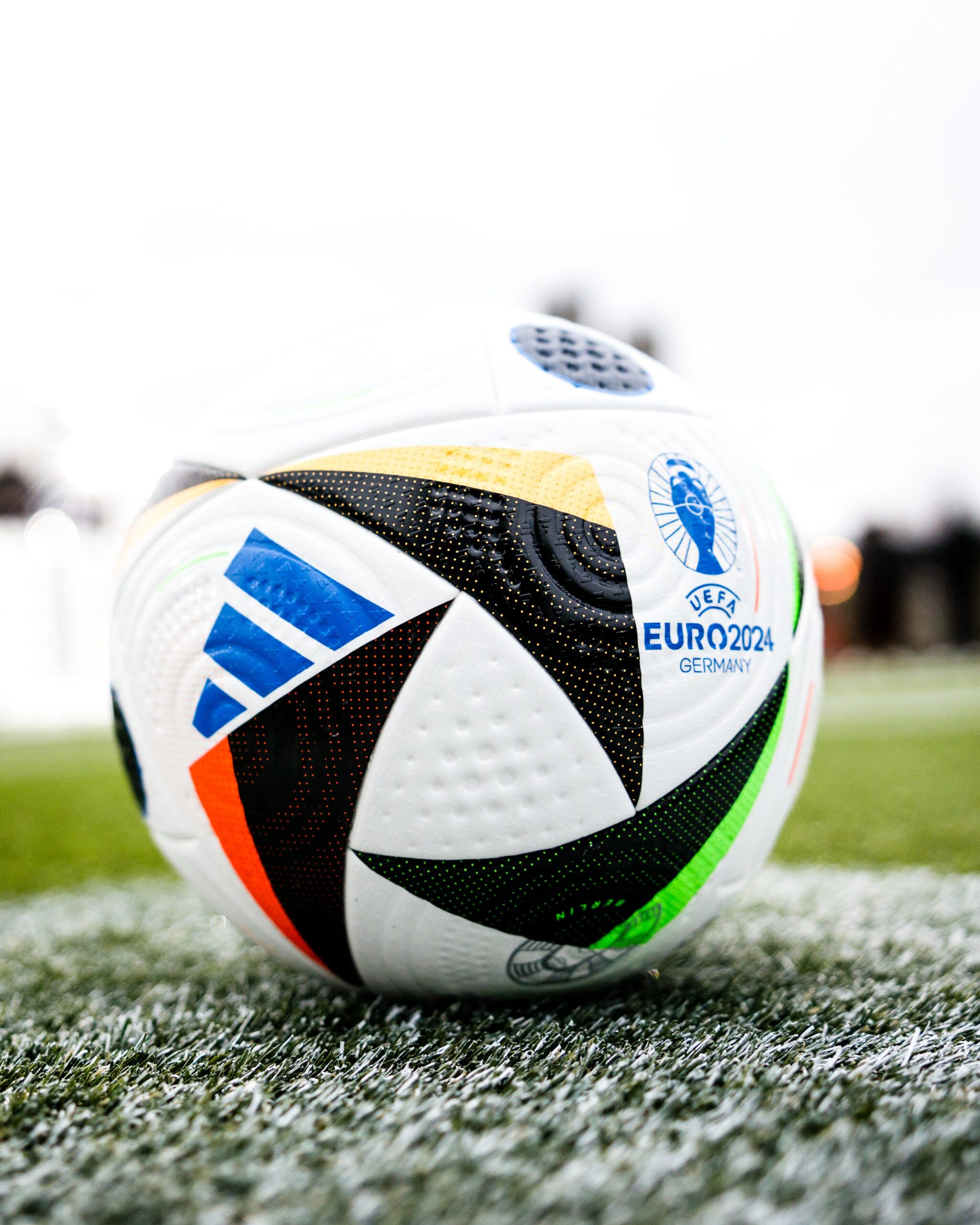 L'UEFA dévoile le ballon officiel connecté de l'Euro 2024 - LINFO