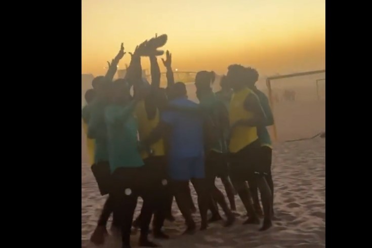 Regardez La Belle Complicit Entre Modou L Et Les Lions Du Beach Soccer