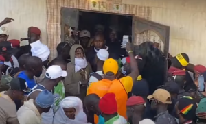 Combat contre Ama : Foule immense et forte présence policière chez Modou Lô… (vidéo)