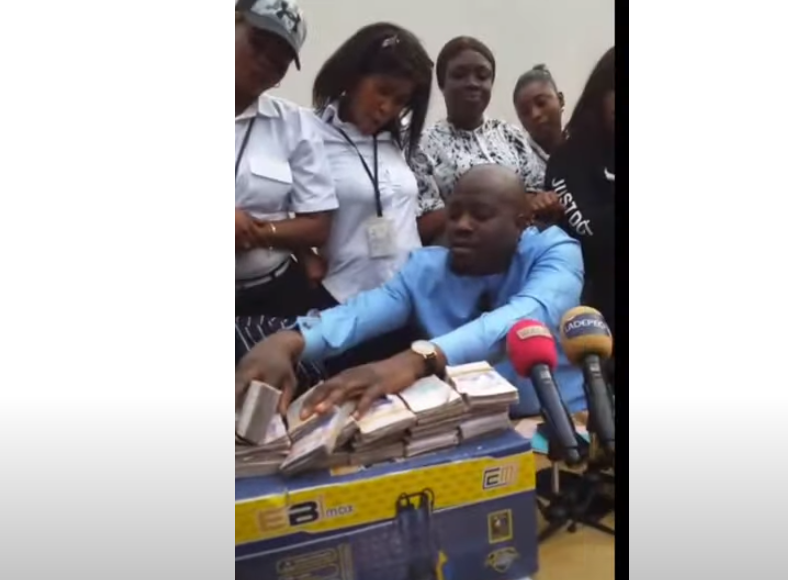 Politique: Massaly remet 20 millions cash aux femmes de Thiès. Regardez !
