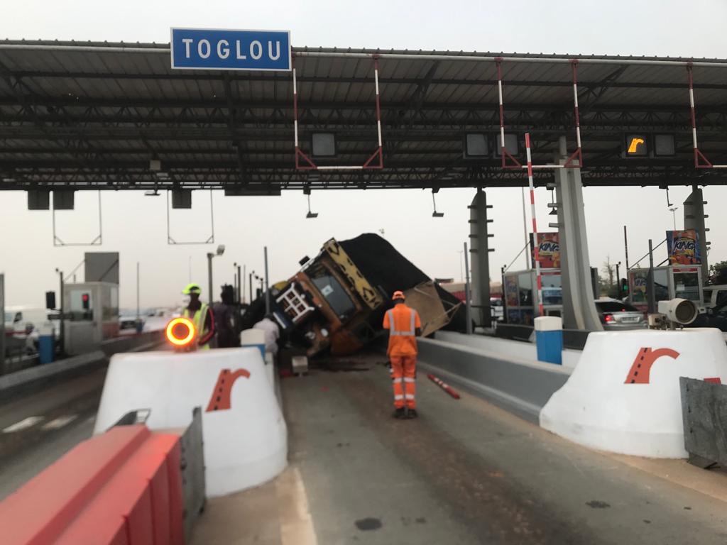 Toglou : Un camion tombe sur la cabine du péage…