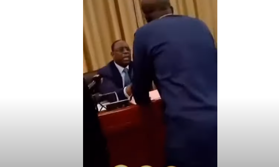 Insolite : Macky Sall calme un militant en colère contre… (Vidéo)