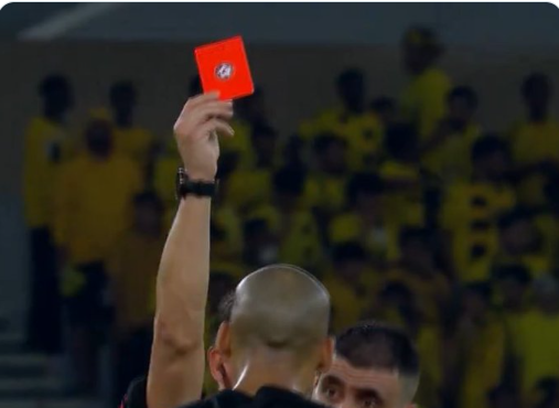 Après 530 matchs : Ce footballeur a reçu le 1er carton rouge de sa carrière