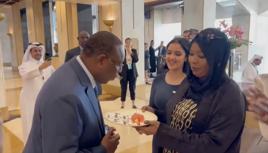 Pour son anniversaire, Macky Sall à eu droit à une grosse surprise à sa sortie d’hôtel au Qatar (Vidéo)