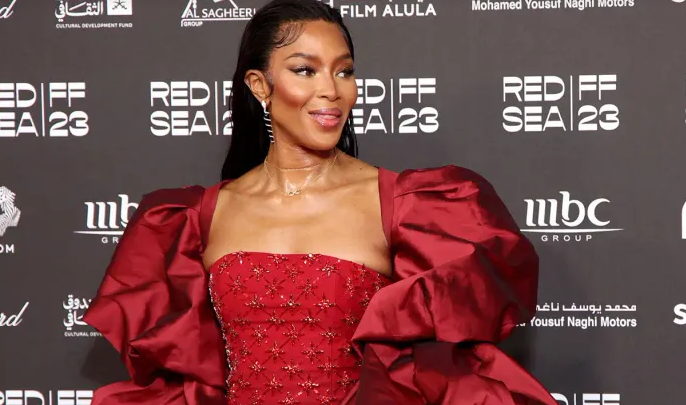Naomi Campbell, tout feu tout flamme dans une robe démesurée(photos)