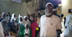 Libre, Oustaz Oumar Sall retrouve le sourire, en communion avec ses petits (vidéo)