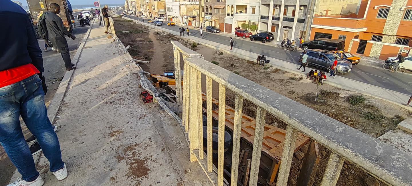 Accident spectaculaire : Un camion chute du pont de Diamalaye sur la VDN3 (Photos)