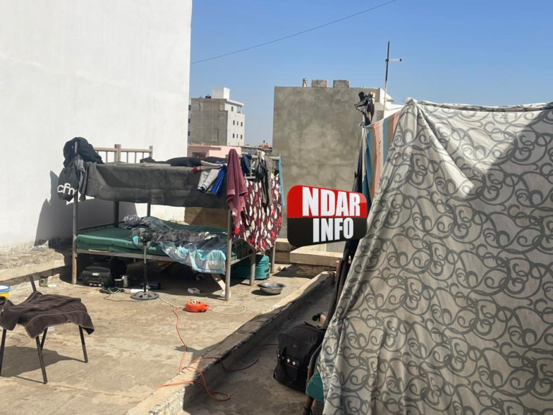 Difficulté de logement : Des étudiants de l’UGB dorment sur des terrasses (photos)