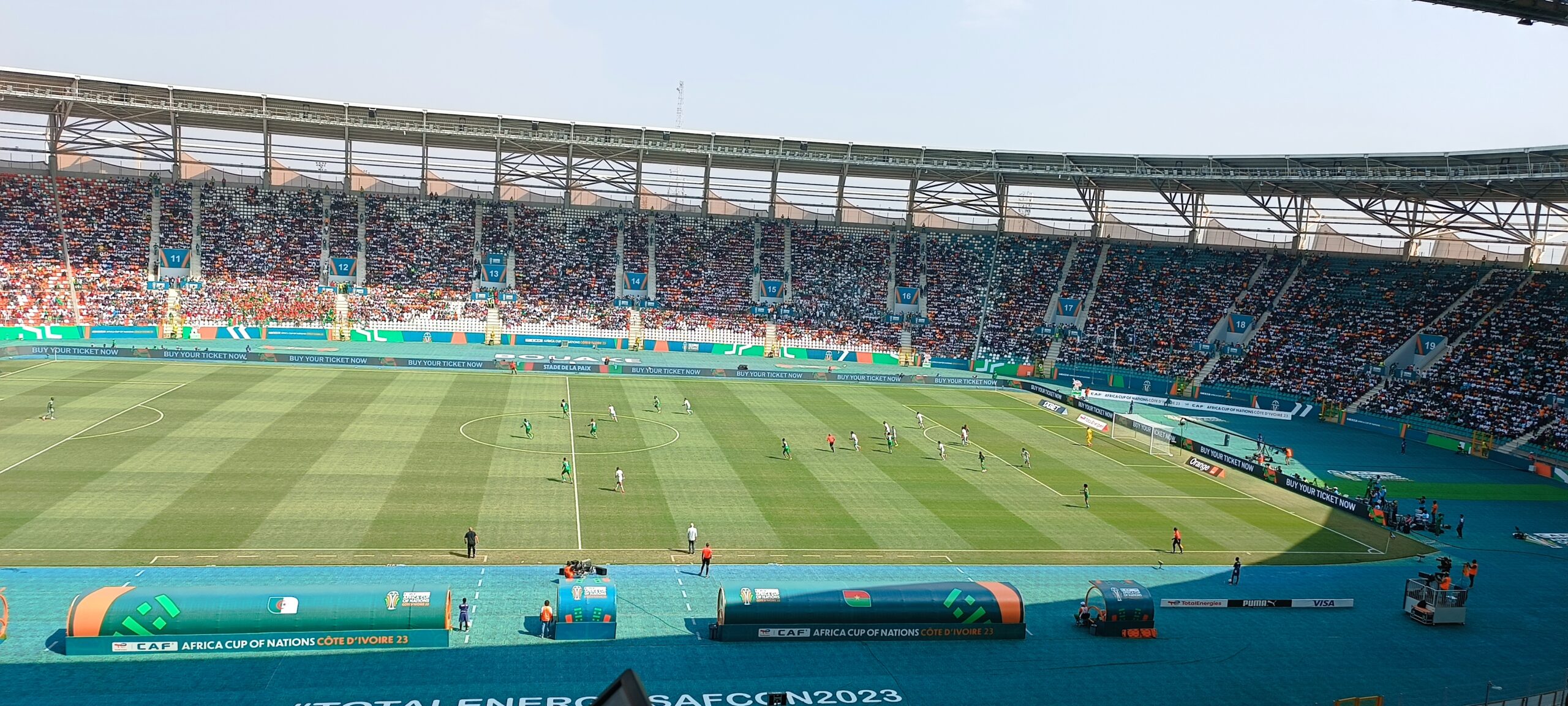 Affrontement Algérie-Burkina Faso : Stade Comble à Bouaké et Supporters en Ébullition
