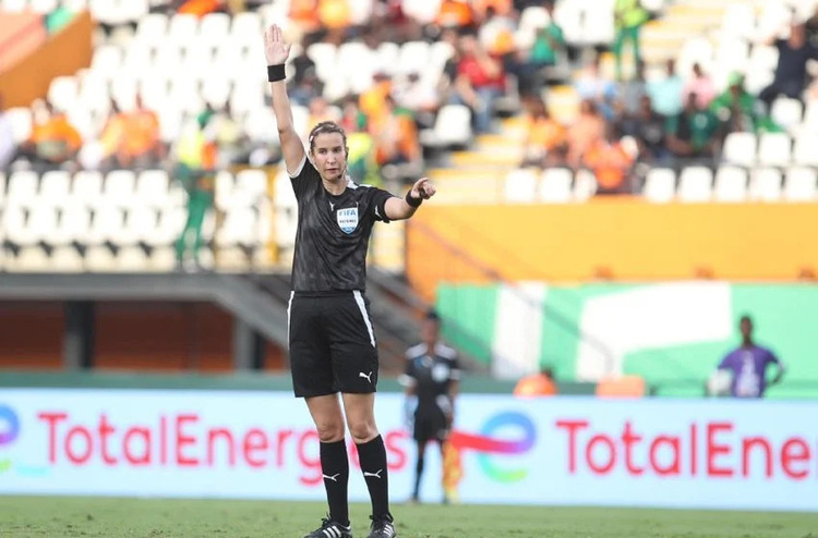 Bouchra Karboubi, première arbitre arabe à diriger un match de la CAN