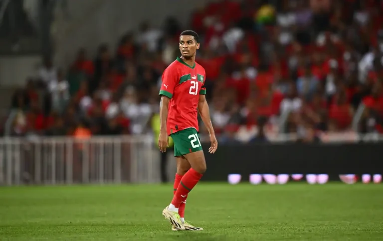 Coup dur pour le Maroc : Mazraoui et Adli rejoignent la CAN avec retard