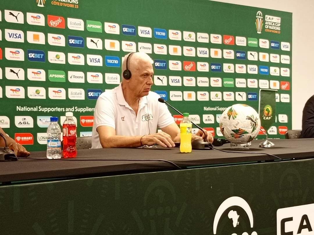 Hubert Velud vise haut avec les Étalons du Burkina Faso à la CAN