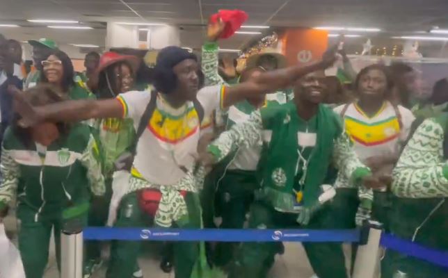 (Vidéos) Can 2023: Les supporters sénégalais mettent le feu à l’aéroport, Regardez!