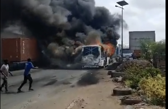 Incendie du bus à Yarakh : Détails du mandat d’arrêt contre un Sénégalais aux États-Unis