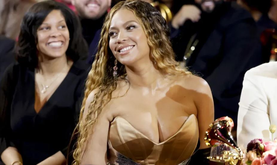 En mini-jupe « preppy », Beyoncé dévoile sa tenue du Nouvel-An