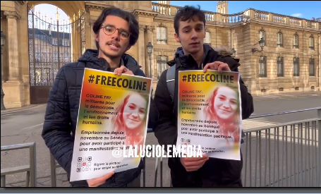 « Libérez Coline Fay » : 2 militants français portent des affiches devant l’Élysée. Regardez :