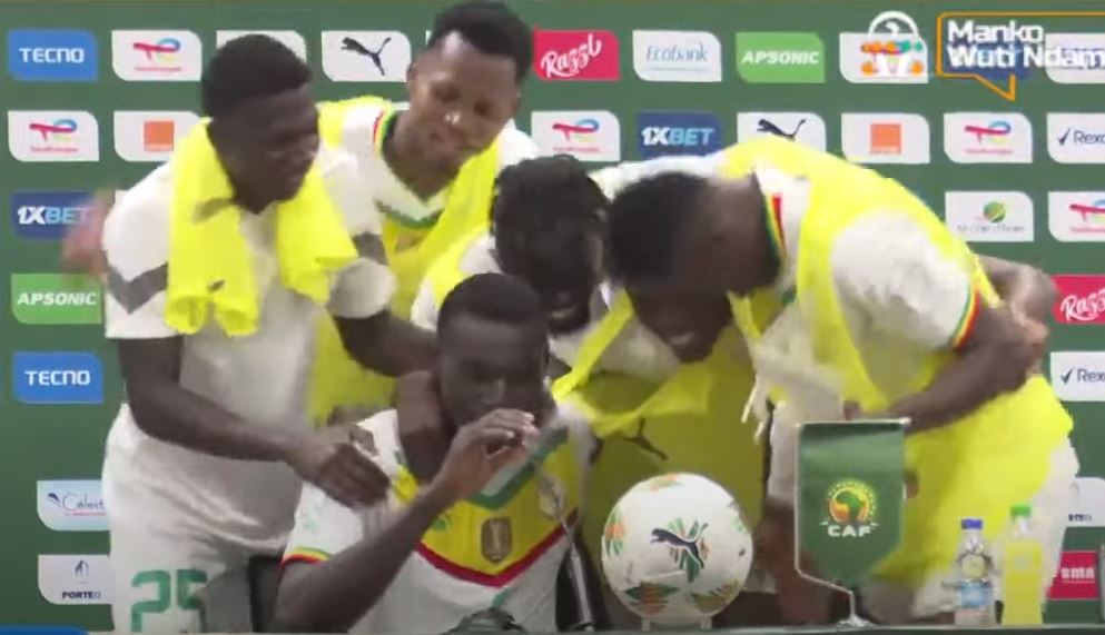 « Homme du Match » : Abdoulaye Seck félicité en pleine conférence de presse par ses coéquipiers(vidéo)