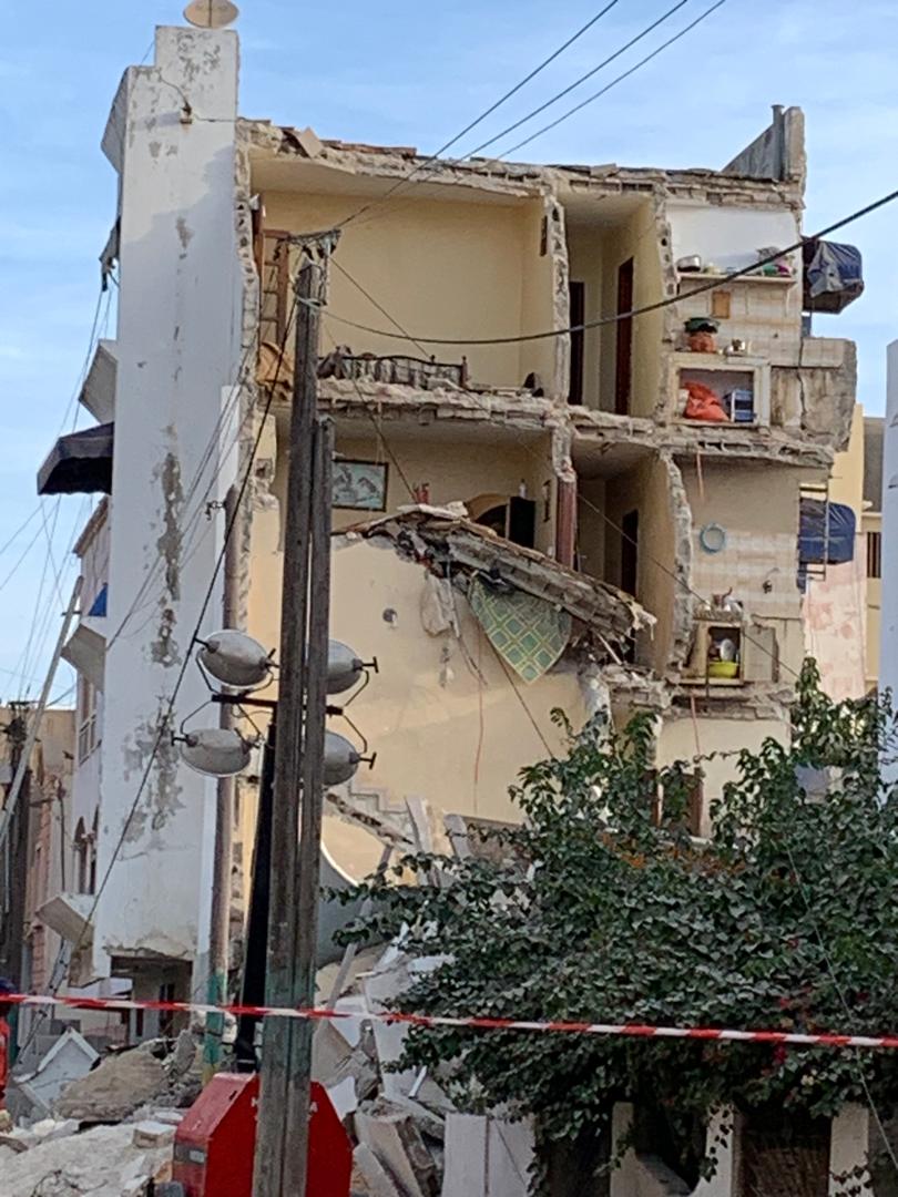 Effondrement d’un immeuble de 3 étages à Khar Yalla, plusieurs personnes à l’intérieur (Vidéo)