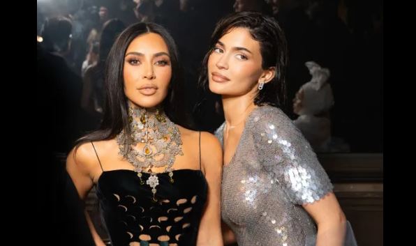 Kim Kardashian et Kylie Jenner jouent les femmes fatales(photos) 