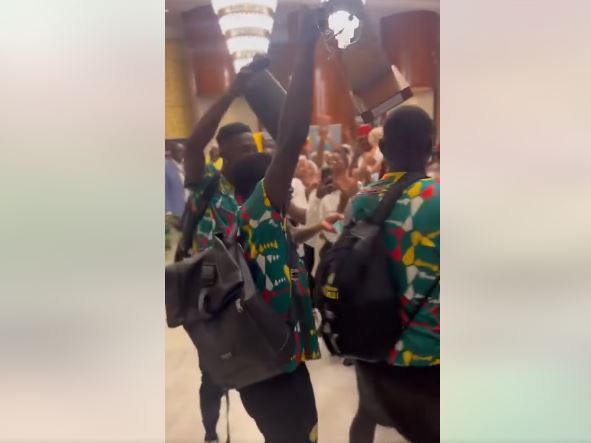 Sénégal vs Guinée (2-0): Aliou Cissé et ses joueurs accueillis en héros par le personnel de leur hôtel (Vidéo)