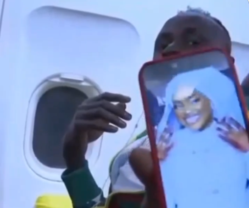 En vol pour Yamoussoukro : Sadio « part » avec sa Aïcha (Vidéo)