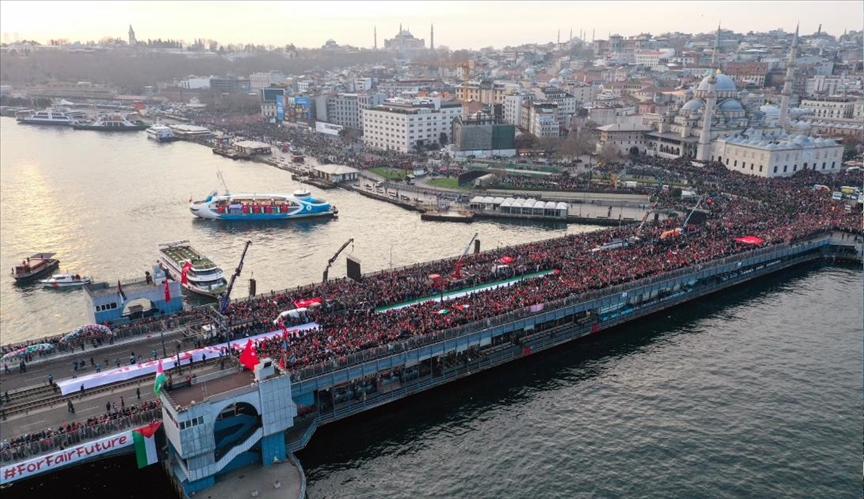 Turquie Des dizaines de milliers de personnes rassemblées sur le Pont