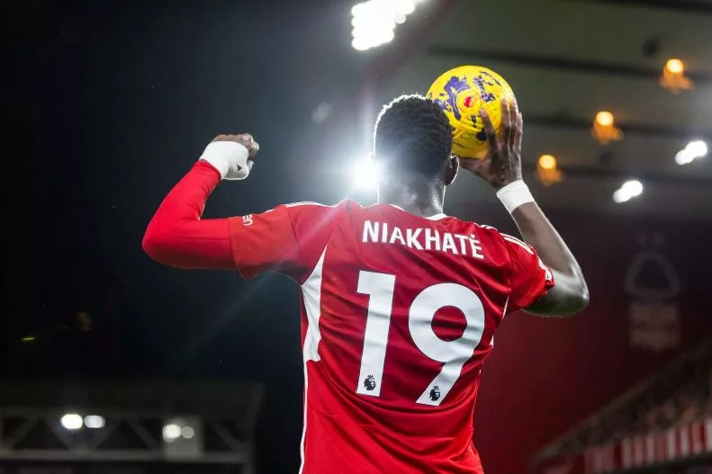 Défaite de Nottingham Forest: Moussa Niakhaté, latéral malgré lui, critiqué par Wright