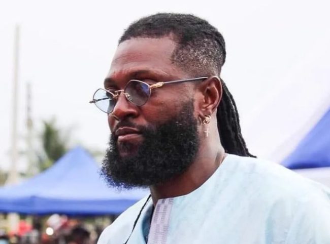 Emmanuel Adebayor présente le trophée de la CAN à Abidjan pour la finale Côte d’Ivoire-Nigeria