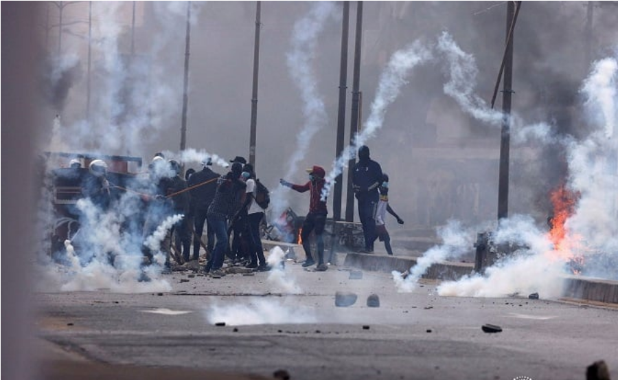 Intervention policière chez Walfadjri : pluie de grenades lacrymogènes au Sénégal