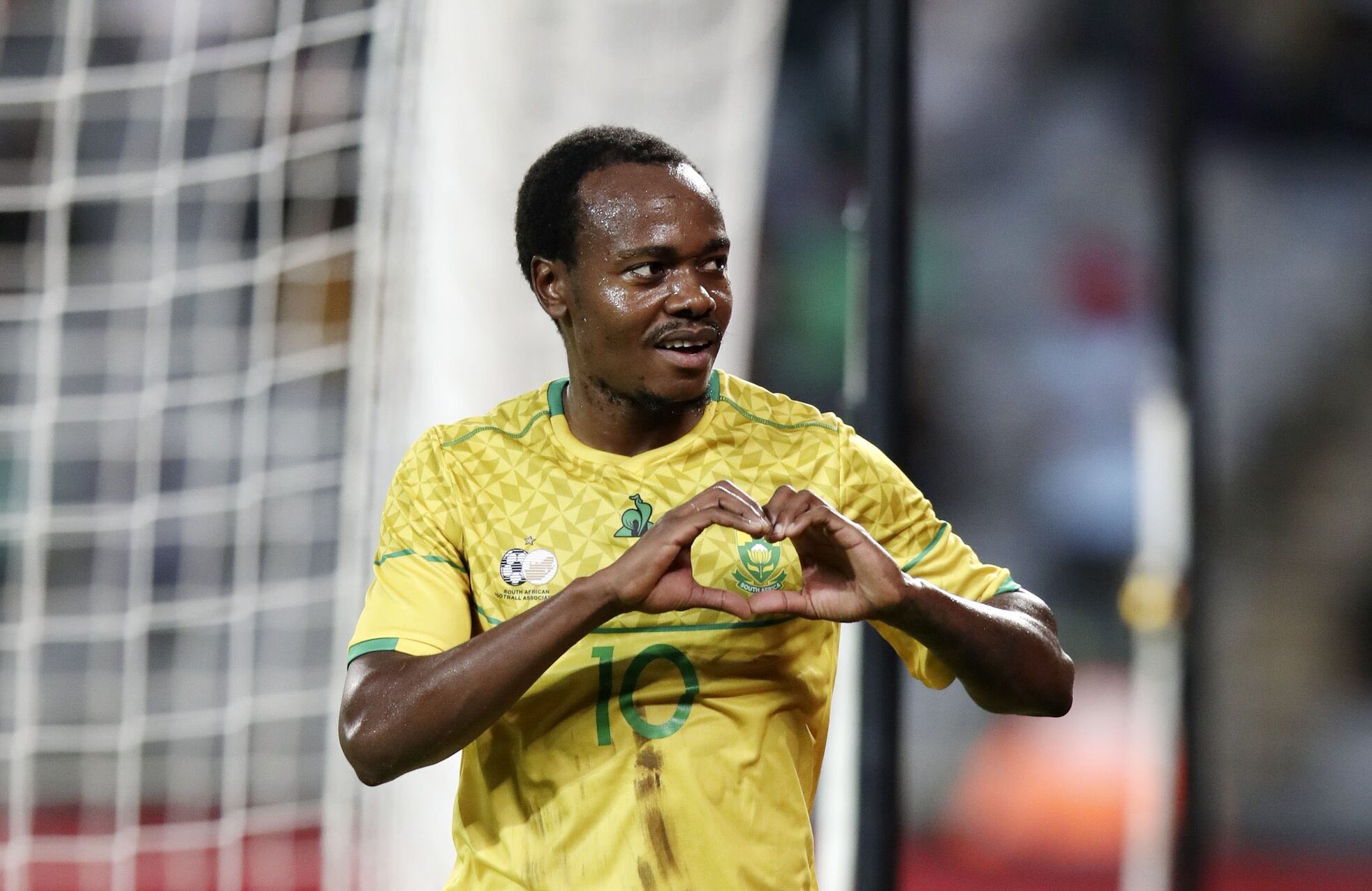 Soutien du sélectionneur Hugo Broos à Percy Tau malgré les critiques