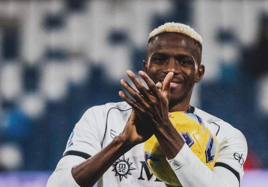 Victor Osimhen, étincelant, réalise un triplé pour Naples contre Sassuolo