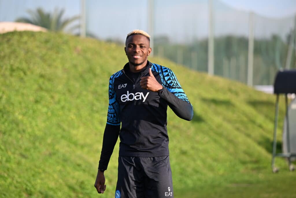 Victor Osimhen, légèrement grippé, s’entraîne à l’écart avant Naples-Cagliari