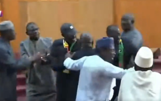 Vidéo : Bagarre à l’Assemblée nationale entre Abass Fall (Yewwi) et Karim Sène (BBY)