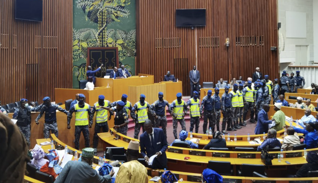 Report de la présidentielle : « 39 députés de YAW saisissent le Conseil constitutionnel pour… »