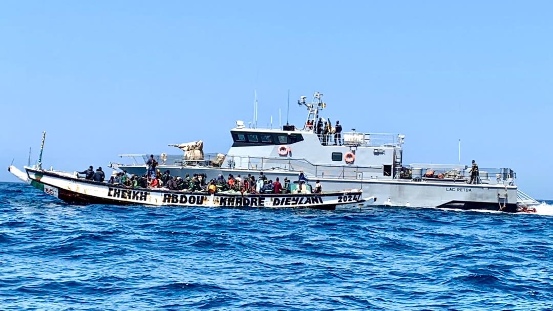 Emigration clandestine : Une pirogue avec 85 personnes à bord interceptée par la marine nationale