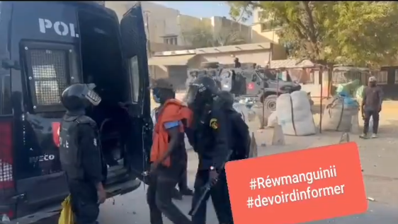 Violence inacceptable: Ce policier sénégalais donne un coup à un civil arrêté...(Regardez)