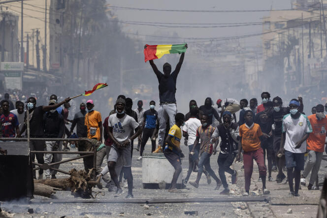 8 Février 2021 :  Violentes manifs à la convocation de Sonko à la SR