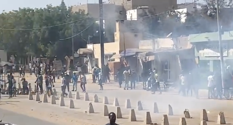 Le sit-in devant les locaux de Walfadjri dispersé par la police à coups de gaz lacrymogène (Vidéo)