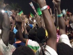 (3) Photos: Diomaye Faye en tête, Ziguinchor célèbre le changement en brandissant des balais