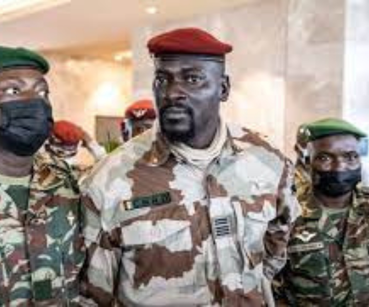 Le président Doumbouya limoge des responsables après la panne d’électricité en Guinée
