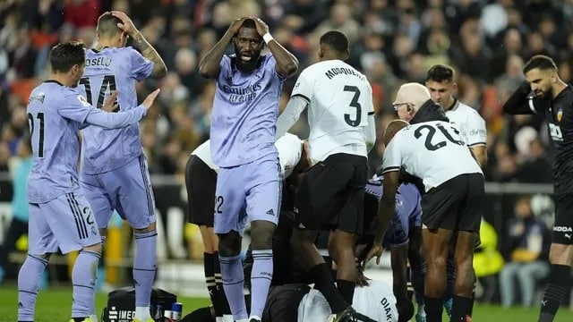 Mouctar Diakhaby blessé : vagues de soutiens et messages de stars pour le Guinéen