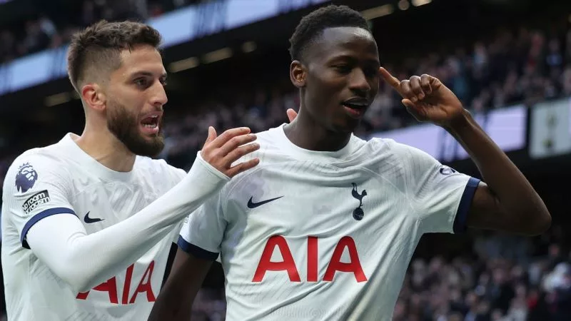 Pape Matar Sarr de Tottenham se projette dans une carrière d’ingénieur logiciel