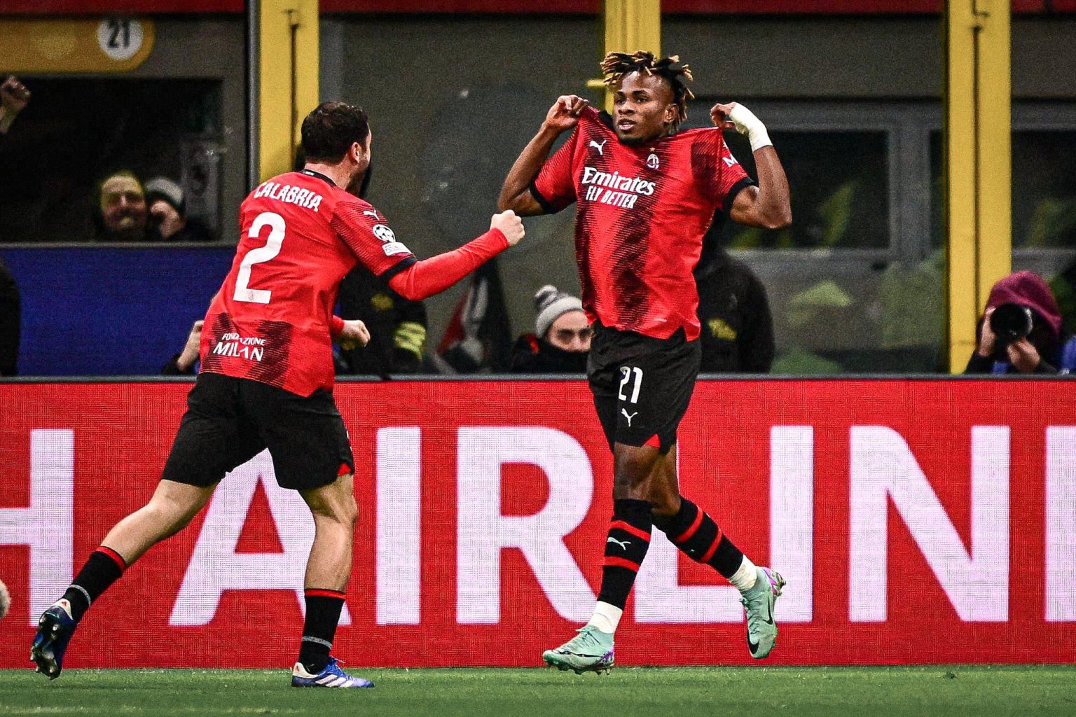 Victoire du Milan AC avec un but de Chukwueze contre Hellas Verone