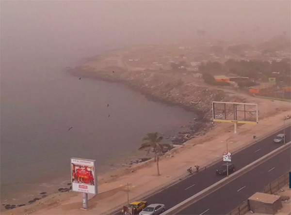 Vidéo: La poussière et la chaleur s’emparent de Dakar dans un cycle saisonnier